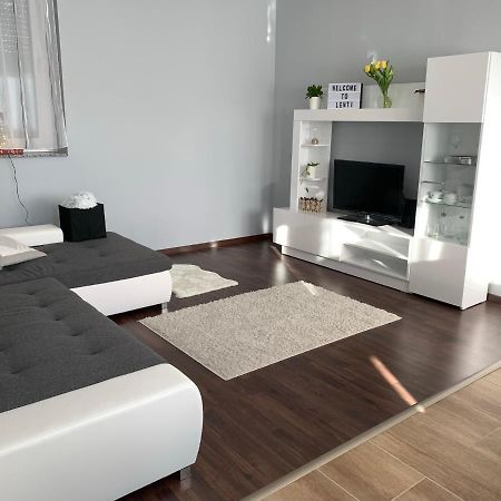 Modern Two Bedroom Flat With Balcony Lenti Exterior foto